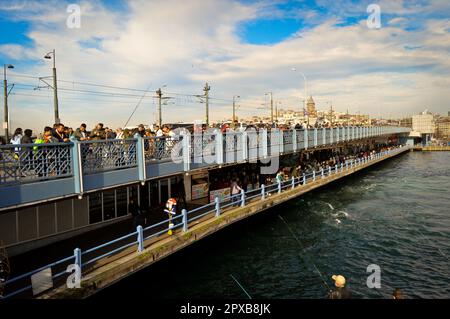Il Ponte di Galata e la Torre di Galata, uno dei luoghi più visitati del bosforo di Istanbul, pesca, 21 gennaio 2023 Eminonu Istanbul Turchia Foto Stock