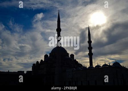 Nuove moschee Eminonu, architettura in stile ottomano mistico, vecchie moschee e minareti dettagli, Istanbul Turchia 21 gennaio 2023 Foto Stock