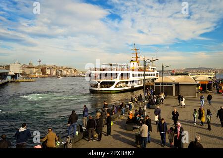 Ponte di Galata e porto dei traghetti di Eminonu, uno dei luoghi più visitati del bosforo di Istanbul, pesca, 21 gennaio 2023 Eminonu Istanbul Turchia Foto Stock