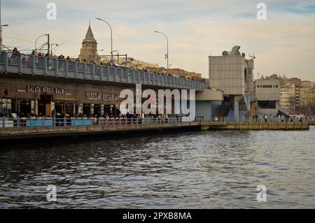 Il Ponte di Galata e la Torre di Galata, uno dei luoghi più visitati del bosforo di Istanbul, 21 gennaio 2023 Eminonu Istanbul Turchia Foto Stock