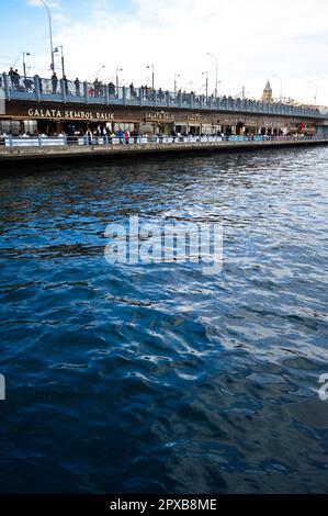 Il Ponte di Galata e la Torre di Galata, uno dei luoghi più visitati del bosforo di Istanbul, 21 gennaio 2023 Eminonu Istanbul Turchia Foto Stock