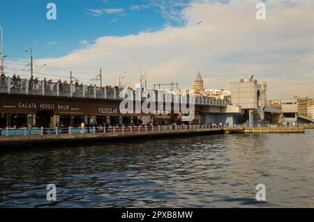 Il Ponte di Galata e la Torre di Galata, uno dei luoghi più visitati del bosforo di Istanbul, 21 gennaio 2023 Eminonu Istanbul Turchia Foto Stock