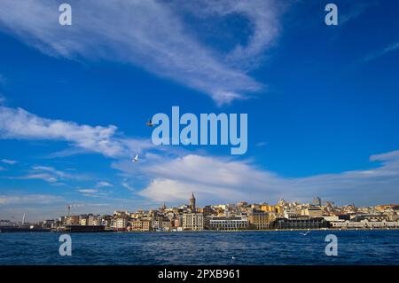 Il Ponte di Galata e la Torre di Galata, uno dei luoghi più visitati del bosforo di Istanbul, 21 gennaio 2023 Eminonu Istanbul Turchia Foto Stock