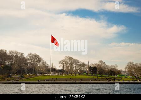 Palazzo Topkapi, di fronte al Parco Gulhane, area verde di Sarayburnu e grande bandiera turca, penisola storica e Istanbul Turchia, gennaio 21 2023 Foto Stock
