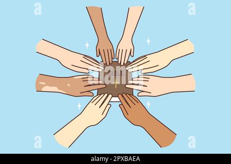 Primo piano di diverse persone interrazziali che si tengono su un libro della Sacra Bibbia che prega insieme. Un gruppo multinazionale che detiene una Bibbia è impegnato in p Foto Stock