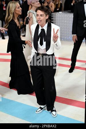 New york, Stati Uniti. 1st maggio, 2023. Kristen Stewart arriva al Met Gala 2023 al Metropolitan Museum of Art di New York. Il tema di quest'anno è Karl Lagerfeld Una linea di bellezza. Credit: Doug Peters/EMPICS/Alamy Live News Foto Stock