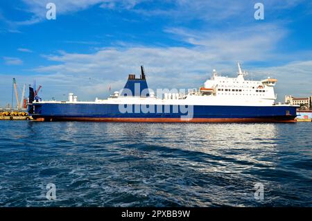 Grande nave da carico, nave da carico che trasporta contenitori, impegnato nel trasporto internazionale di logistica e che passa attraverso il Bosforo di Istanbul Foto Stock