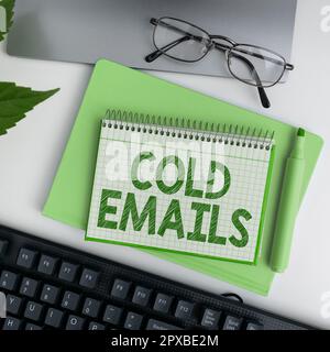 Visualizzazione concettuale e-mail a freddo, Word per e-mail non richieste inviate a un destinatario senza contatto preventivo Foto Stock