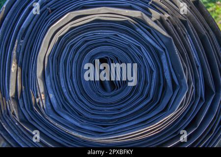 Nastro arrotolato di sistema di tubi flessibili per irrigazione. Vista dall'alto Foto Stock