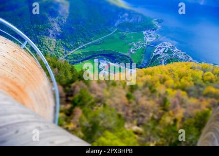 Vista aerea su Aurlandsvangen il centro amministrativo del comune di Aurland nella contea di Sogn og Fjordane, Norvegia, situato sul lato est di Foto Stock