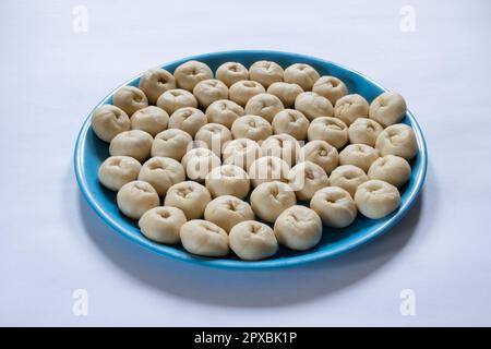 Un piatto di una piccola polpa di pasta di pane cruda appena fermentata fatta in casa su sfondo bianco Foto Stock