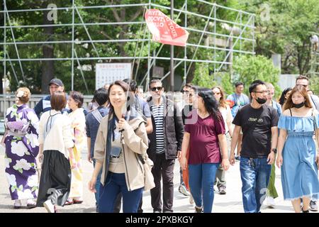 I turisti stranieri visitano il tempio di Sensoji nel quartiere dei divertimenti di Asakusa, Tokyo, Giappone, il 1 maggio 2023. (Osada/AFLO) Foto Stock