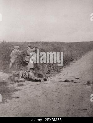 Prima guerra mondiale La quarta offensiva tedesca. Mitragliatori che scendono la strada da Courcelles a Tronquoy, a sud-est di Montdier, il 9 giugno 1918: Il nemico arriva attraverso gli edifici confinanti con la strada; dietro i tiratori, un cadavere lasciato da una prima onda tedesca repressa. Foto Stock