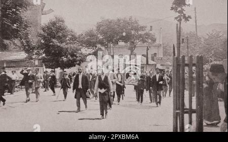 Prima guerra mondiale Le conseguenze dei tragici eventi di Sarajevo. 1914 altri manifestanti camminano un ritratto di Francois-Joseph Foto Stock