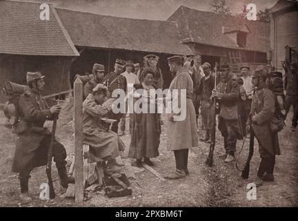 Prima guerra mondiale Primi prigionieri tedeschi. I prigionieri che prendiamo si lamentano, molto spesso, di aver fame e sete. Li nutriamo. Foto Stock