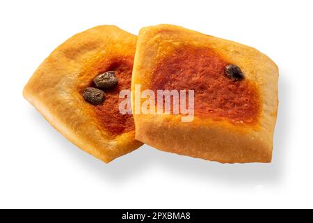 Pizzette (pizze piccole) con salsa di pomodoro e capperi isolati su bianco con percorso di taglio Foto Stock