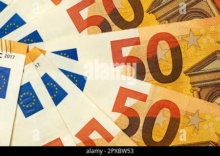 Banconote arancioni di 50 euro ben disposti out.European Union banking, risparmio finanziario. Foto Stock