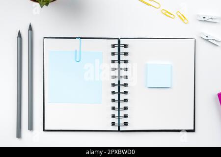 Immagine con forniture scolastiche, adesivi, notebook messaggio importante Foto Stock