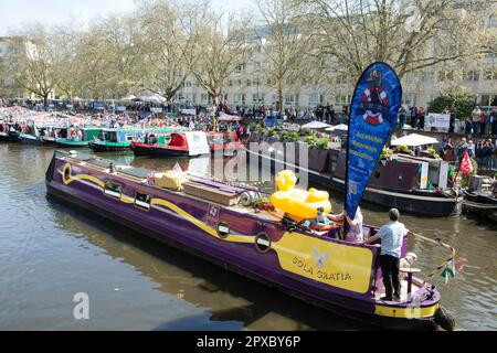 Londra, Regno Unito, 29 aprile 2023: Il 40th° Canalway Cavalcade annuale si svolge durante il fine settimana delle feste della banca Mayday a Little Venice. Sola Gratia è una barca stretta gestita dall'Associazione dei canali navigabili. Anna Watson/Alamy Live News. Foto Stock