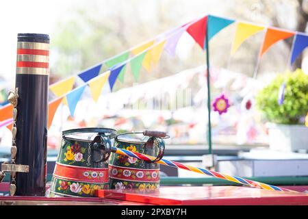 Londra, Regno Unito, 29 aprile 2023: Il 40th° Canalway Cavalcade annuale si svolge durante il fine settimana delle feste della banca Mayday a Little Venice. Caraffe dipinte a mano e accessori in ottone lucidato mostrano la cura che i proprietari danno a queste barche tradizionali. Anna Watson/Alamy Live News. Foto Stock