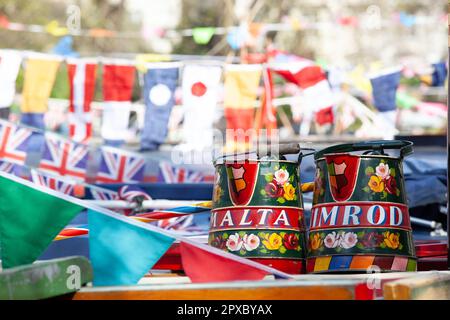 Londra, Regno Unito, 29 aprile 2023: Il 40th° Canalway Cavalcade annuale si svolge durante il fine settimana delle feste della banca Mayday a Little Venice. Caraffe dipinte a mano e accessori in ottone lucidato mostrano la cura che i proprietari danno a queste barche tradizionali. Anna Watson/Alamy Live News. Foto Stock