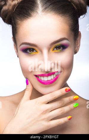 Bella ragazza in occhiali da sole rosa con trucco luminoso e unghie colorate. Bellezza viso. Foto scattata in studio su sfondo bianco. Foto Stock