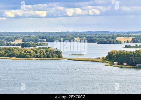 Vista di Cracovia am See. Laghi paesaggio con fitte foreste sulla riva. Località di villeggiatura in germania. Foto natura Foto Stock