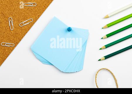 Immagine con forniture scolastiche, adesivi, notebook messaggio importante Foto Stock