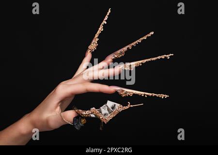 Design creativo di unghie sulle mani femminili. Manicure d'arte. Foto scattata in studio Foto Stock