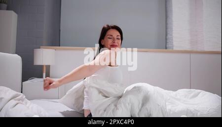 Donna che si sveglia. Wakeup e stretching Whole Body Foto Stock