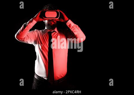 Uomo che indossa occhiali VR e guarda messaggi importanti. Foto Stock