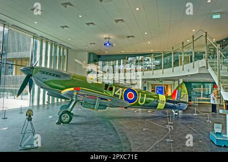 Il Potteries Museum Spitfire Hall. RW388 fu dato a Stoke-on-Trent. Onora Reginald Mitchell, il designer dello Staffordshire dello Spitfire. Foto Stock