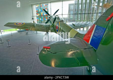 Il Potteries Museum Spitfire Hall. RW388 fu dato a Stoke-on-Trent. Onora Reginald Mitchell, il designer dello Staffordshire dello Spitfire. Foto Stock