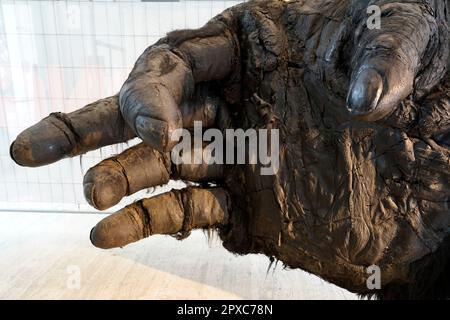 Nella mano di King Kong, mostra di King Kong, Museo Cineteca Milano, MIC, Milano, Lombardia, Italia, Europa Foto Stock