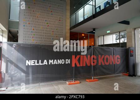 Nella mano di King Kong, mostra di King Kong, Museo Cineteca Milano, MIC, Milano, Lombardia, Italia, Europa Foto Stock