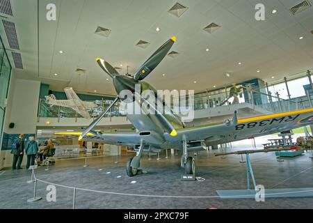 Il Potteries Museum Spitfire Hall. RW388 fu dato a Stoke-on-Trent. Onora Reginald Mitchell, il designer dello Staffordshire dello Spitfire. Foto Stock