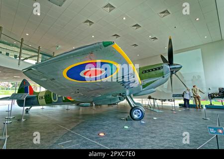 Il Potteries Museum Spitfire Hall. RW388 fu dato a Stoke-on-Trent. Onora Reginald Mitchell, il designer dello Staffordshire dello Spitfire. Foto Stock