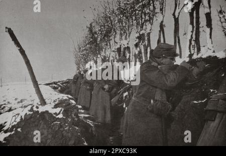 Prima guerra mondiale La Francia in guerra. Nella trincea. Un piccolo posto sta avanzando nel Pas-de-Calais, tenuto da una sezione di fanteria di riserva: I soldati stanno sparando ai tedeschi fuori dalle loro trincee ed offrendo obiettivi chiaramente visibili sulla neve caduta il giorno prima. Foto Stock