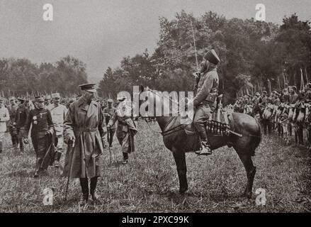 Prima guerra mondiale Lord Kitchener, dopo aver riesaminato le truppe indigene dell'esercito africano, scambia alcune parole in arabo con un ufficiale di spahis algerino. 1915 Foto Stock