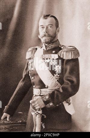 Nicola II di Russia. Nicola II o Nikolai II Alexandrovich Romanov (1868 – 1918), noto nella Chiesa ortodossa russa come San Nicola il portatore della Passione, fu l'ultimo imperatore di tutta la Russia, che regnò dal novembre 1894 fino alla sua abdicazione nel marzo 1917. Durante il suo regno, la Russia ha intrapreso una serie di riforme, tra cui l'introduzione di libertà civili, programmi di alfabetizzazione, rappresentanza statale e iniziative per modernizzare le infrastrutture dell'impero. Foto Stock