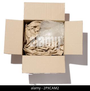 Scatola di cartone aperta, interna di carta e polietilene stropicciati, vista dall'alto Foto Stock