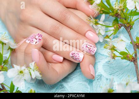 Manicure primaverile per la sposa in toni delicati con fiori. Progettazione di chiodi. Foto Stock