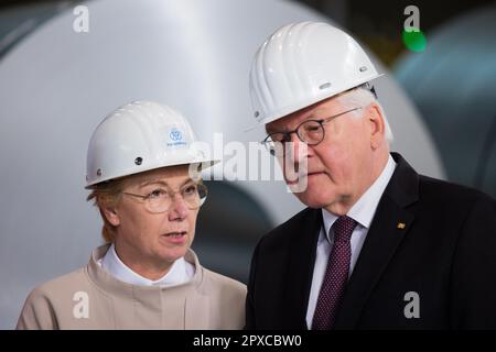 Duisburg, Germania. 02nd maggio, 2023. Il presidente tedesco Frank-Walter Steinmeier e Martina Merz, presidente uscente del comitato esecutivo della thyssenkrupp, si trovano di fronte alle bobine d'acciaio nel sito della fabbrica d'acciaio della thyssenkrupp. Credit: Rolf Vennenbernd/dpa/Alamy Live News Foto Stock