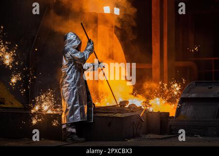 Duisburg, Germania. 02nd maggio, 2023. Un'acciaieria thyssenkrupp controlla la ghisa nell'altoforno 8 sul sito dell'impianto. Il Presidente tedesco vuole scoprire in questa sede un impianto siderurgico progettato che funzionerà a idrogeno neutro per il clima. Credit: Rolf Vennenbernd/dpa/Alamy Live News Foto Stock