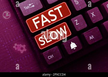 Scrittura visualizzazione del testo Fast Slow, Business Concept in movimento o procedere con una velocità maggiore o minore rispetto al solito Foto Stock