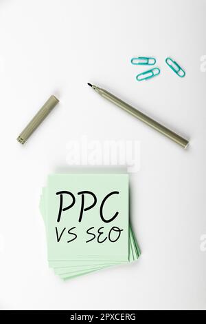 Scrittura del testo PPC Vs Seo, paga di idea di affari per lo scatto contro le strategie di ottimizzazione di Search Engine Foto Stock