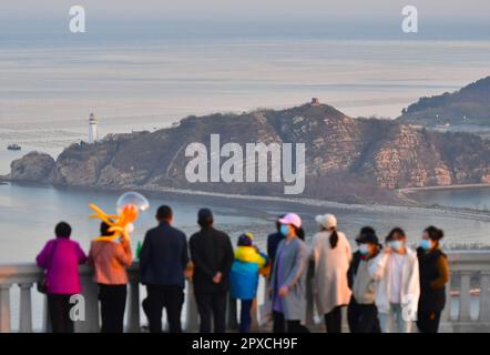 Dalian, provincia cinese di Liaoning. 29th Apr, 2023. I turisti visitano il punto panoramico di Baiyushan a Dalian, nella provincia di Liaoning della Cina nord-orientale, il 29 aprile 2023. La Cina sta assistendo a un boom dei viaggi durante le cinque giorni di vacanza del giorno di maggio di quest'anno. Credit: Yang Qing/Xinhua/Alamy Live News Foto Stock