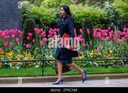 Londra, Regno Unito. 2nd maggio, 2023. Suella Braverman, segretario di casa, arriva per la riunione settimanale del Gabinetto. Credit: Karl Black/Alamy Live News Foto Stock