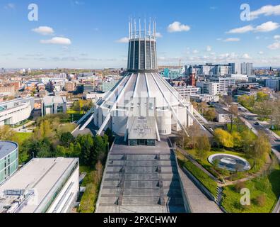 Vista aerea del Liverpool Metropolitan Cathetral nel centro di Liverpool in una giornata di cielo azzurro. Foto Stock