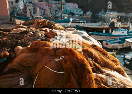 Grazioso villaggio di pescatori, colorate case di pescatori e reti da pesca, Marina Corricella Isola di Procida e della baia di Napoli, Italia. Foto Stock